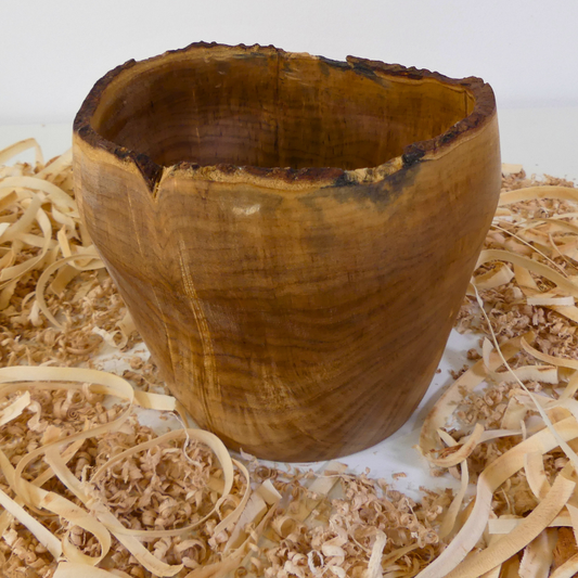 Pot en érable, bord naturel, fabrication artisanale en France, finition huile de tung. Diamètre 18 cm, hauteur 15 cm, poids 800 g