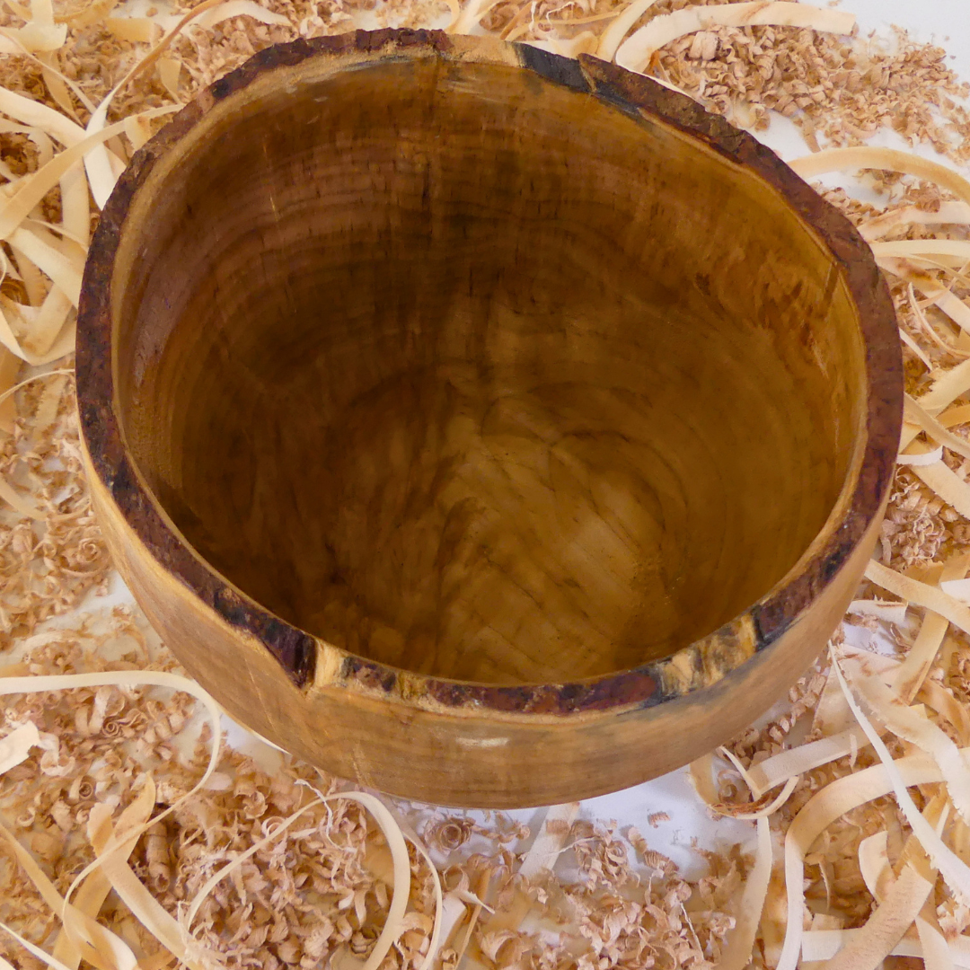 Pot en érable, bord naturel, fabrication artisanale en France, finition huile de tung. Diamètre 18 cm, hauteur 15 cm, poids 800 g