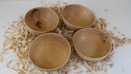 Bols en hêtre massif, tournés à la main, finis à l'huile naturelle. Fabrication artisanale française par "Tour, Bois et Chat". Dimensions environ18 cm par 8 cm. Poids environ 120g