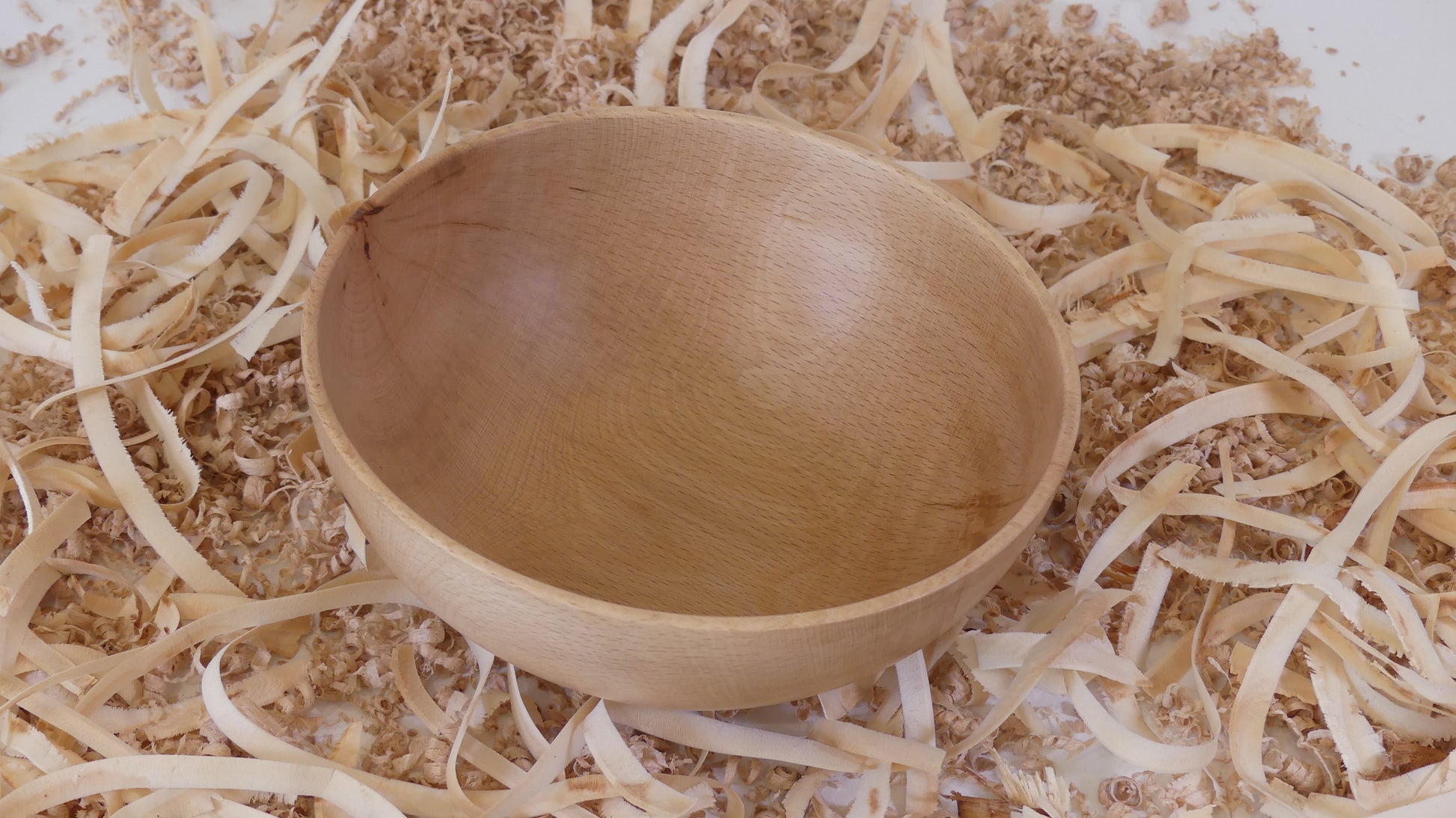 Bol en hêtre massif, tourné à la main, fini à l'huile naturelle. Fabrication artisanale française par "Tour, Bois et Chat". Dimensions environ18 cm par 8 cm. Poids environ 120g
