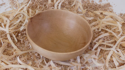 Bol en hêtre massif, tourné à la main, fini à l'huile naturelle. Fabrication artisanale française par "Tour, Bois et Chat". Dimensions environ18 cm par 8 cm. Poids environ 120g
