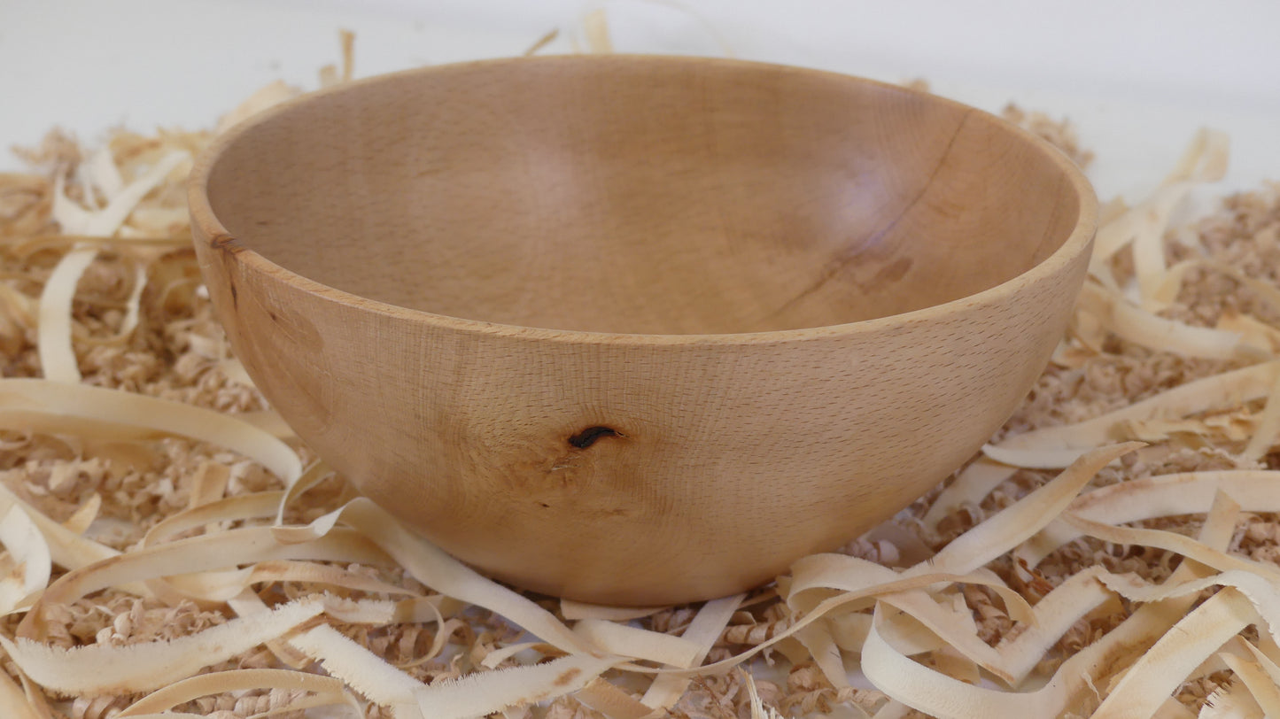 Bol en hêtre massif, tourné à la main, fini à l'huile naturelle. Fabrication artisanale française par "Tour, Bois et Chat". Dimensions environ18 cm par 8 cm. Poids environ 120g