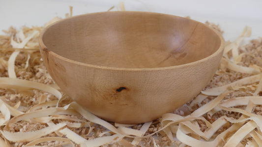 Bol en hêtre massif, tourné à la main, fini à l'huile naturelle. Fabrication artisanale française par "Tour, Bois et Chat". Dimensions environ18 cm par 8 cm. Poids environ 120g
