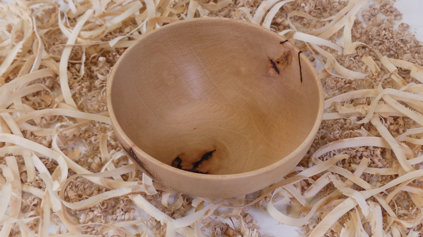 Bol en hêtre massif, tourné à la main, fini à l'huile naturelle. Fabrication artisanale française par "Tour, Bois et Chat". Dimensions environ18 cm par 8 cm. Poids environ 120g