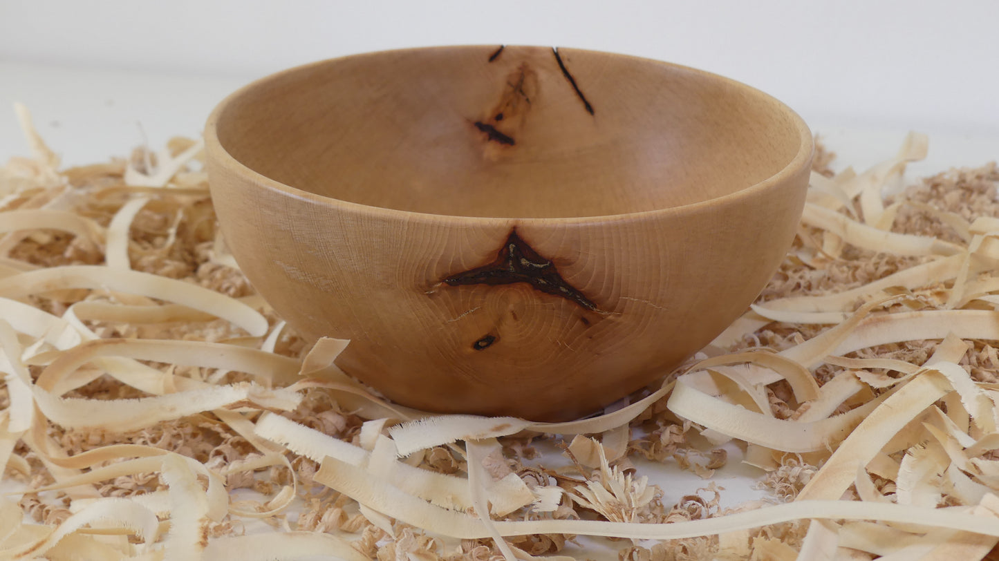 Bol en hêtre massif, tourné à la main, fini à l'huile naturelle. Fabrication artisanale française par "Tour, Bois et Chat". Dimensions environ18 cm par 8 cm. Poids environ 120g