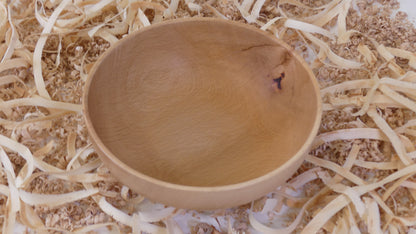 Bol en hêtre massif, tourné à la main, fini à l'huile naturelle. Fabrication artisanale française par "Tour, Bois et Chat". Dimensions environ18 cm par 8 cm. Poids environ 120g