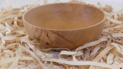 Bol en hêtre massif, tourné à la main, fini à l'huile naturelle. Fabrication artisanale française par "Tour, Bois et Chat". Dimensions environ18 cm par 8 cm. Poids environ 120g
