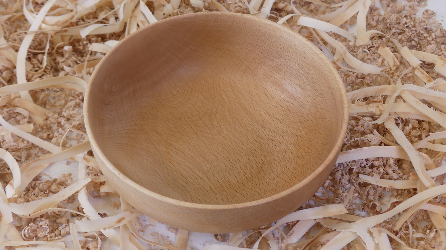 Bol en hêtre massif, tourné à la main, fini à l'huile naturelle. Fabrication artisanale française par "Tour, Bois et Chat". Dimensions environ18 cm par 8 cm. Poids environ 120g