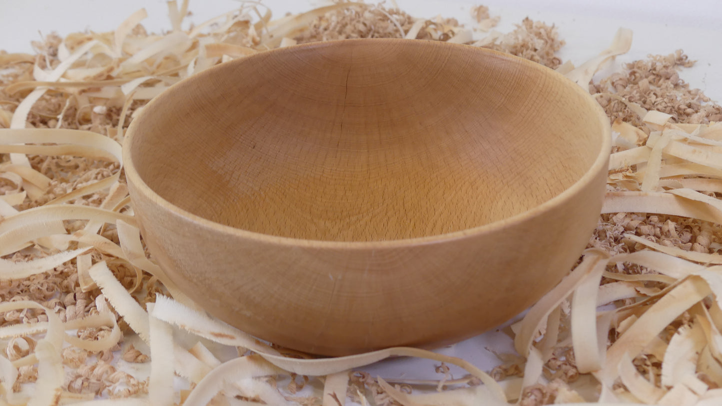 Bol en hêtre massif, tourné à la main, fini à l'huile naturelle. Fabrication artisanale française par "Tour, Bois et Chat". Dimensions environ18 cm par 8 cm. Poids environ 120g