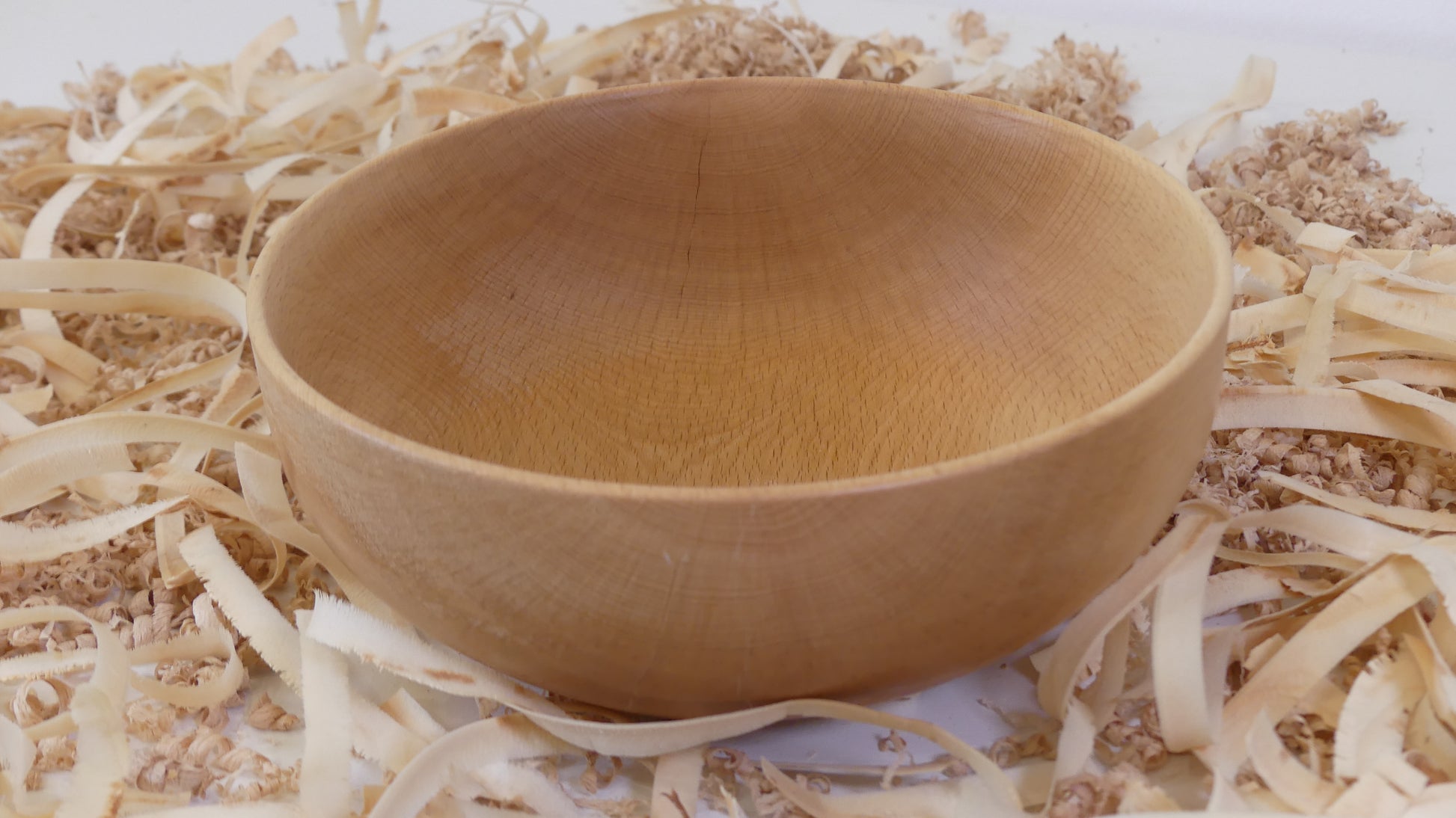 Bol en hêtre massif, tourné à la main, fini à l'huile naturelle. Fabrication artisanale française par "Tour, Bois et Chat". Dimensions environ18 cm par 8 cm. Poids environ 120g