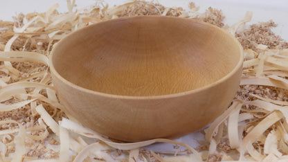 Bol en hêtre massif, tourné à la main, fini à l'huile naturelle. Fabrication artisanale française par "Tour, Bois et Chat". Dimensions environ18 cm par 8 cm. Poids environ 120g