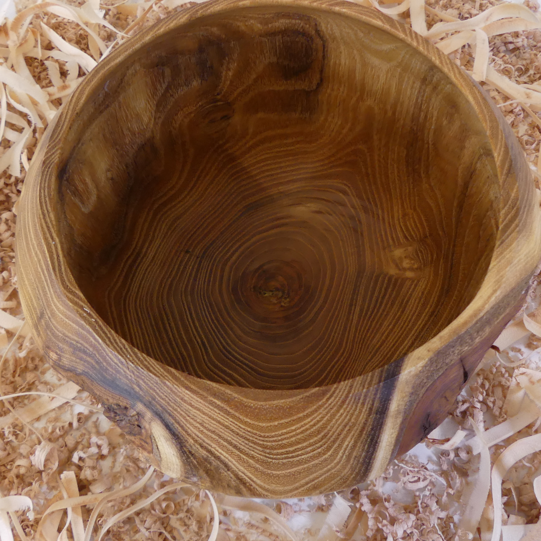 Tour, Bois et Chat. Pot en robiner faux acacia, tourné en bois de fil avec inclusion d'écorce naturelle. Fini à l'huile de tung et à la cire de carnauba. Fabriqué en France. 