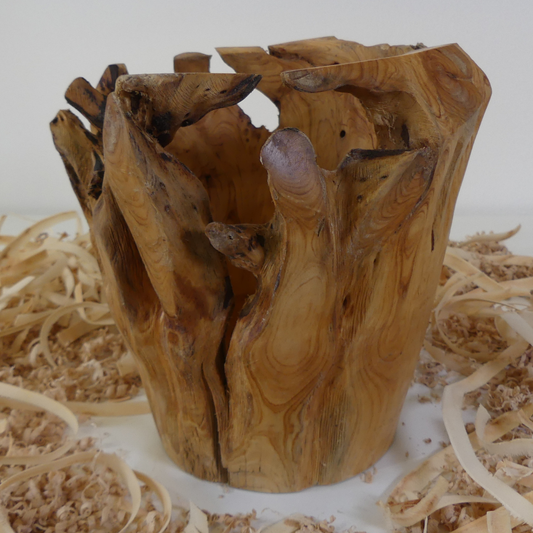 Tour, Bois et Chat. Pot tourné à la main en souche de thuya, finition huile de tung et cire. 3 pièces uniques disponibles. Fabrication artisanale en France.