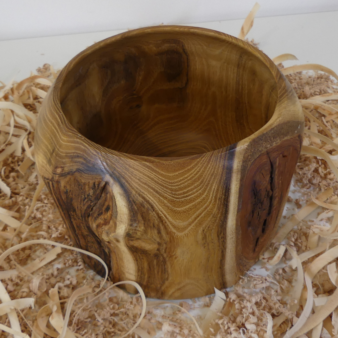 Tour, Bois et Chat. Pot en robiner faux acacia, tourné en bois de fil avec inclusion d'écorce naturelle. Fini à l'huile de tung et à la cire de carnauba. Fabriqué en France. 