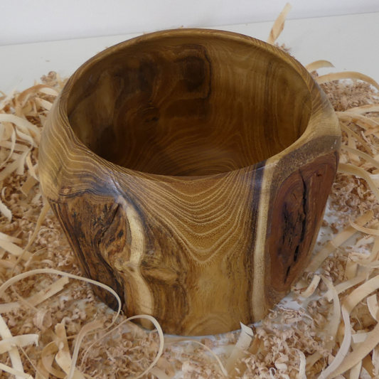 Tour, Bois et Chat. Pot en robiner faux acacia, tourné en bois de fil avec inclusion d'écorce naturelle. Fini à l'huile de tung et à la cire de carnauba. Fabriqué en France. 