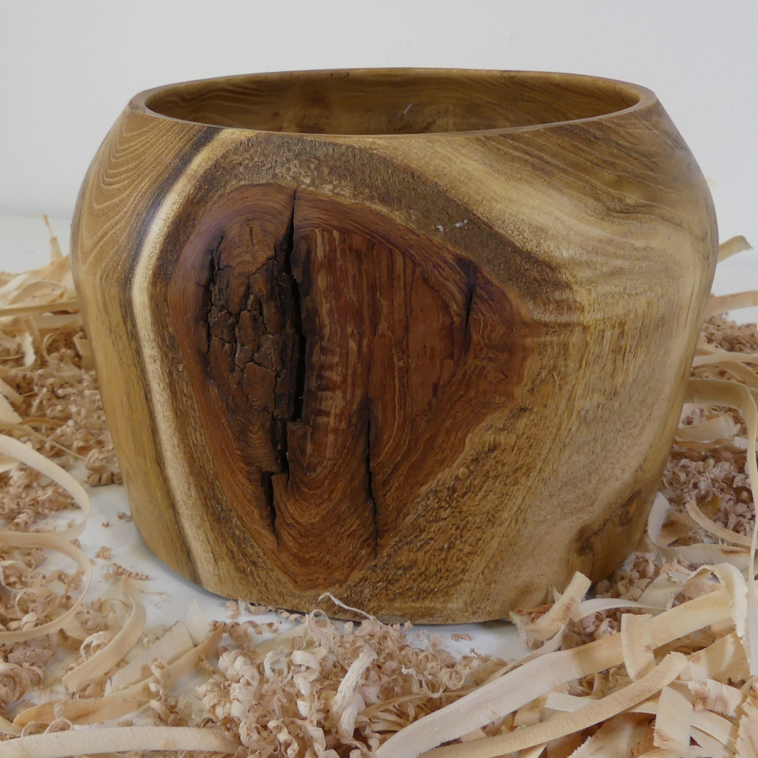 Tour, Bois et Chat. Pot en robiner faux acacia, tourné en bois de fil avec inclusion d'écorce naturelle. Fini à l'huile de tung et à la cire de carnauba. Fabriqué en France. 