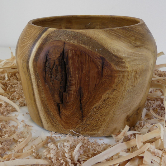 Tour, Bois et Chat. Pot en robiner faux acacia, tourné en bois de fil avec inclusion d'écorce naturelle. Fini à l'huile de tung et à la cire de carnauba. Fabriqué en France. 