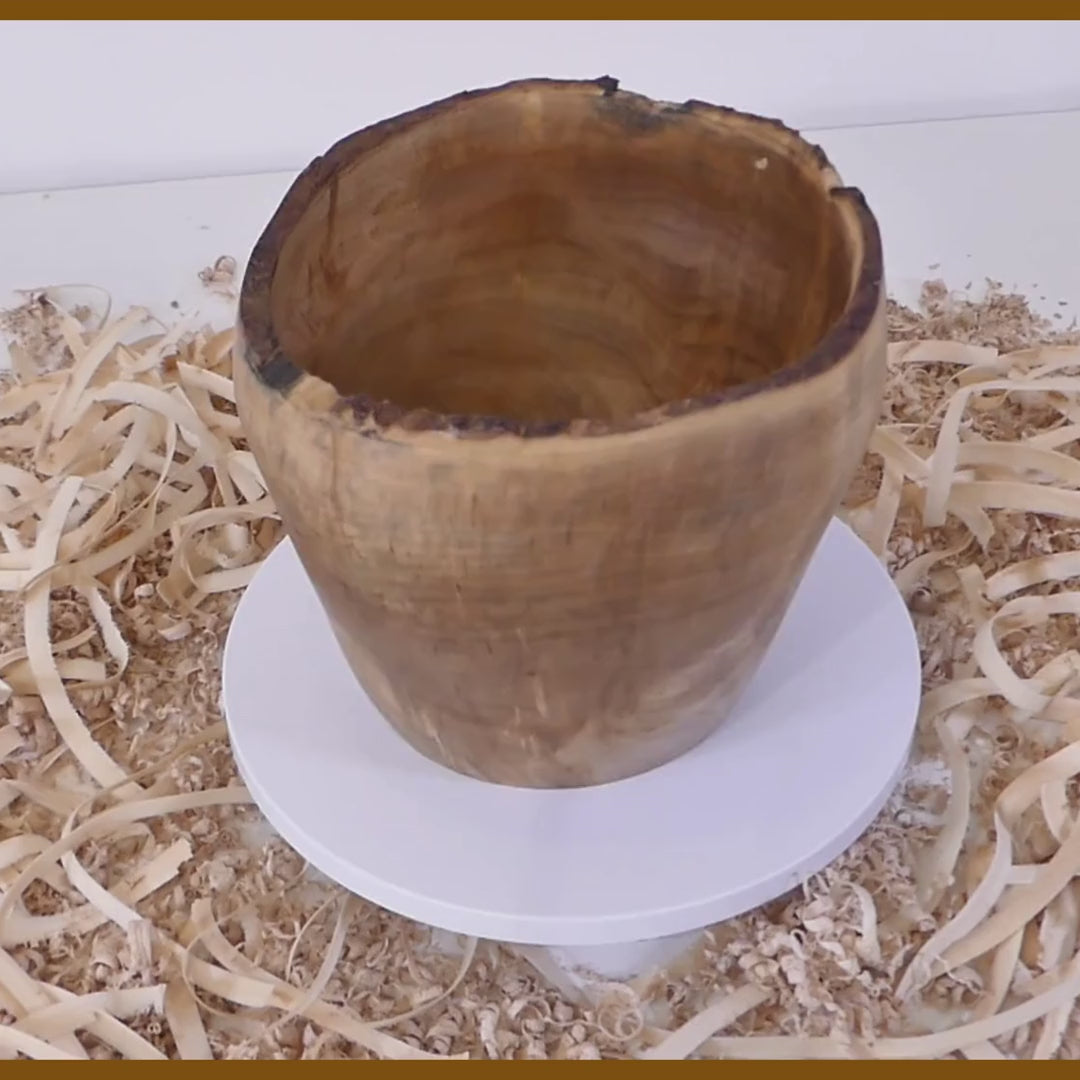Pot en érable, bord naturel, fabrication artisanale en France, finition huile de tung. Diamètre 18 cm, hauteur 15 cm, poids 800 g