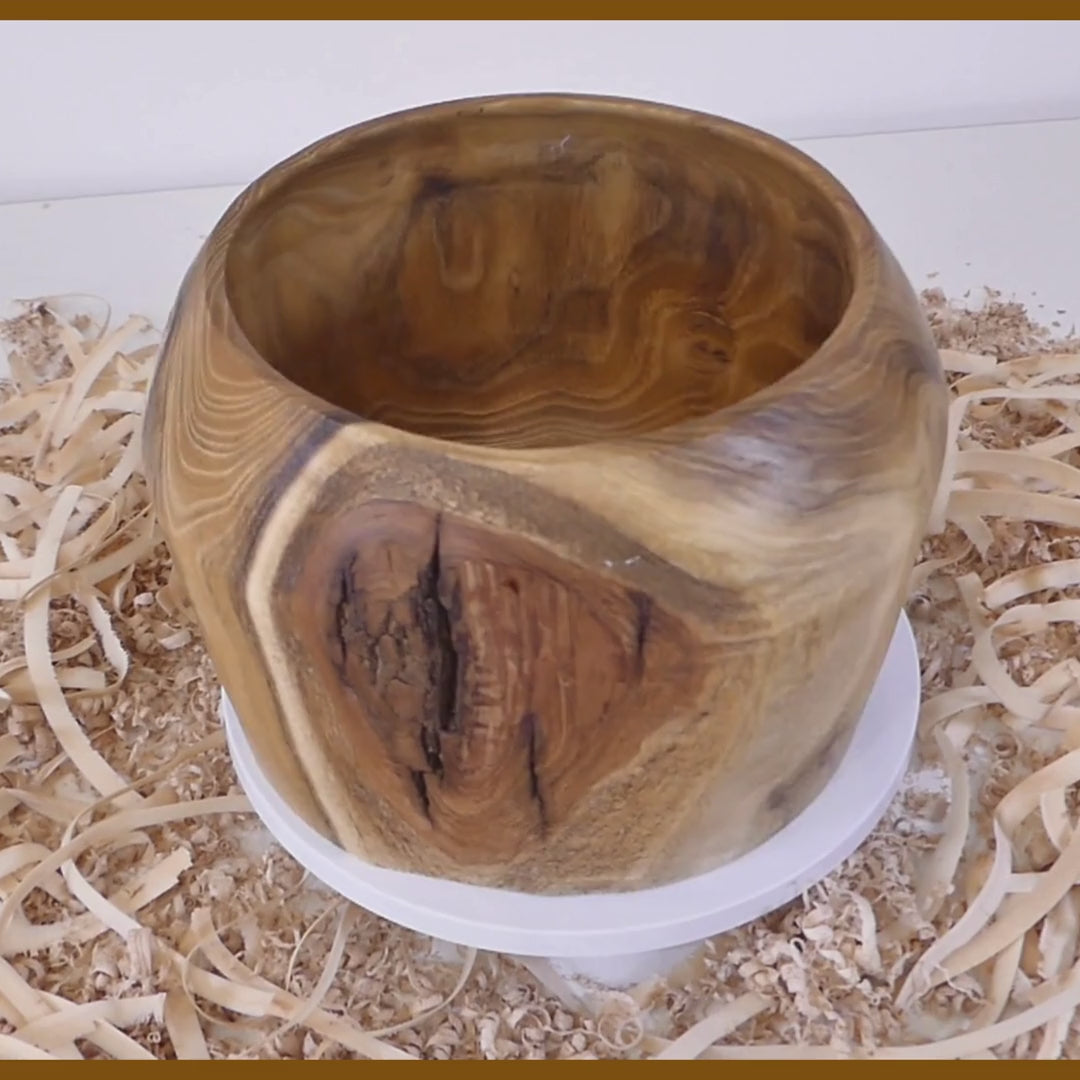 Tour, Bois et Chat. Pot en robiner faux acacia, tourné en bois de fil avec inclusion d'écorce naturelle. Fini à l'huile de tung et à la cire de carnauba. Fabriqué en France. 